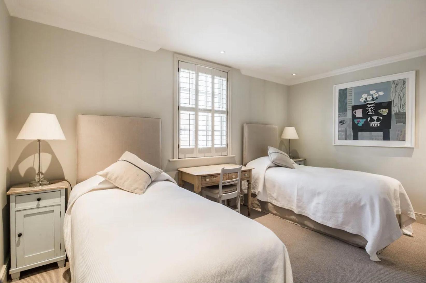 Parkside Mews With Garden In Battersea Park London