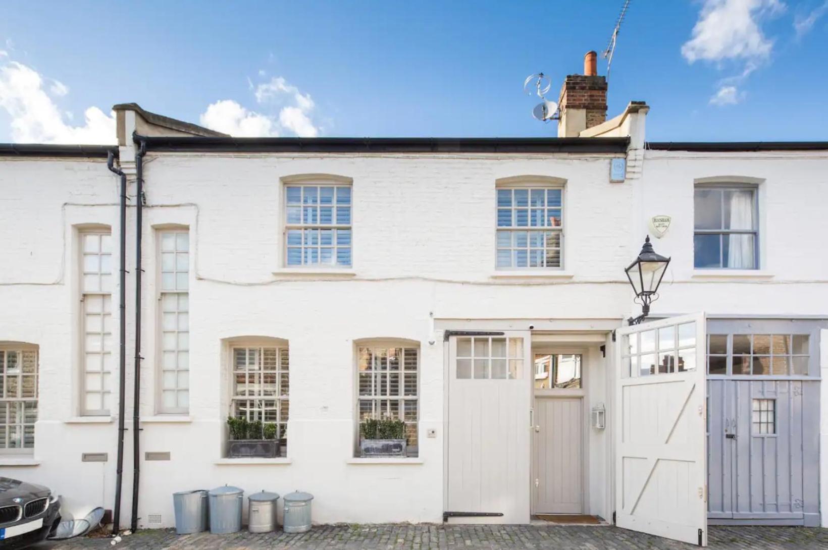 Parkside Mews With Garden In Battersea Park London