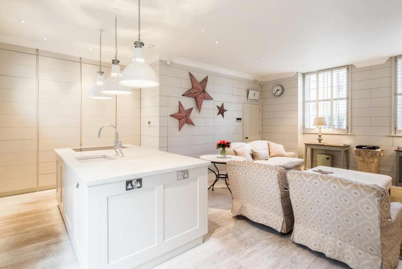 Parkside Mews With Garden In Battersea Park Apartment